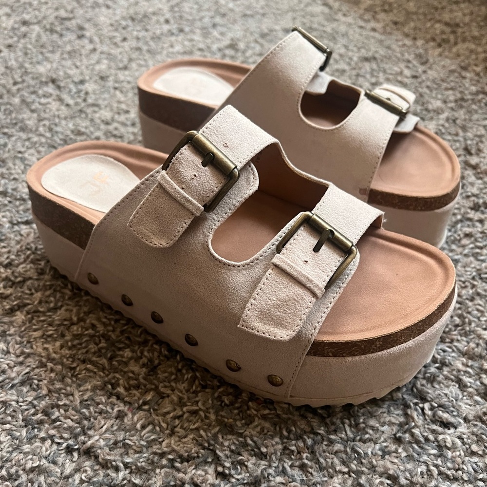 Platform Sandals/// Size 8/// NEW